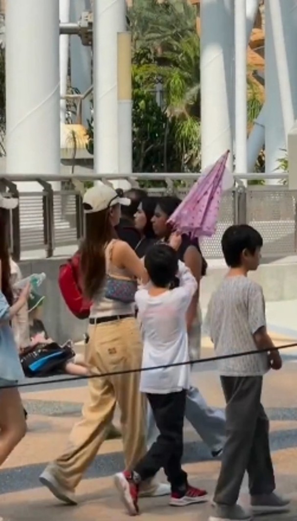 Angelababy两母子感情好好。